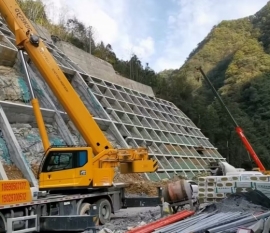 安康鸿泰吊车出租｜安岚高速护坡框架梁吊装施工案例