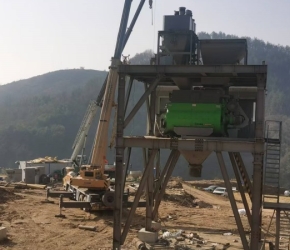 安康鸿泰吊车出租｜水电三局恒河水库搅拌站安装施工案例